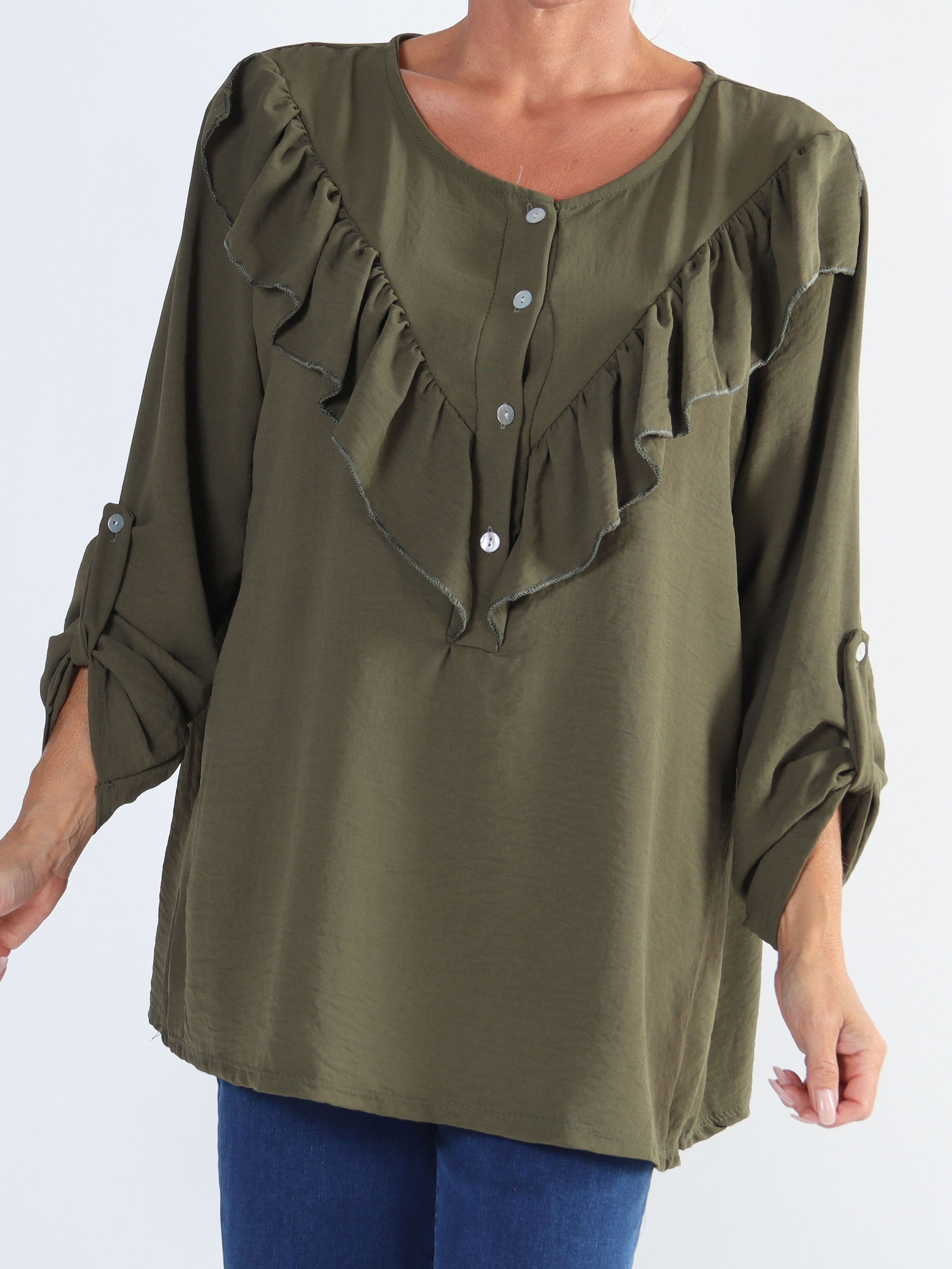 Nicola - Söt plus size blus med volanger och knappar